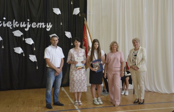 Dnia 20 czerwca odbyło się uroczyste zakończenie roku klas ósmych. Wśród zaproszonych gości była Burmistrz Pasłęka pani Elżbieta Wasiuk, pan Piotr Borysewicz wiceprezes klubu sportowego Polonii Pasłęk, trener  lekkiej atletyki oraz przewodnicząca Rady Rodziców pani Anna Szymanek. Uroczystość rozpoczęła się od przekazania pocztu sztandarowego uczniom klasom siódmym. Następnie wychowawcy klas i pani dyrektor Agnieszka Cieklińska wręczyli nagrody uczniom kończącym szkołę z wyróżnieniem a ich rodzicom listy gratulacyjne. Wszyscy uczniowie z klasy 8a i 8b otrzymali świadectwo ukończenia Szkoły Podstawowej nr 2.Gratulacje !
 Uroczystość uświetniły piosenki w wykonaniu dziewcząt z klasy 6 b i Jakuba Parzycha z klasy 5b. Naszym absolwentom życzymy sukcesów i chcielibyśmy by zawsze pamiętali o latach spędzonych w naszej „Dwójce”.
