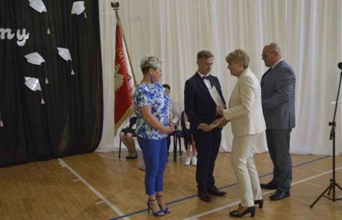 Dnia 20 czerwca odbyło się uroczyste zakończenie roku klas ósmych. Wśród zaproszonych gości była Burmistrz Pasłęka pani Elżbieta Wasiuk, pan Piotr Borysewicz wiceprezes klubu sportowego Polonii Pasłęk, trener  lekkiej atletyki oraz przewodnicząca Rady Rodziców pani Anna Szymanek. Uroczystość rozpoczęła się od przekazania pocztu sztandarowego uczniom klasom siódmym. Następnie wychowawcy klas i pani dyrektor Agnieszka Cieklińska wręczyli nagrody uczniom kończącym szkołę z wyróżnieniem a ich rodzicom listy gratulacyjne. Wszyscy uczniowie z klasy 8a i 8b otrzymali świadectwo ukończenia Szkoły Podstawowej nr 2.Gratulacje !
 Uroczystość uświetniły piosenki w wykonaniu dziewcząt z klasy 6 b i Jakuba Parzycha z klasy 5b. Naszym absolwentom życzymy sukcesów i chcielibyśmy by zawsze pamiętali o latach spędzonych w naszej „Dwójce”.
