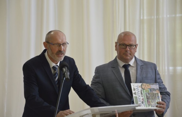 Dnia 20 czerwca odbyło się uroczyste zakończenie roku klas ósmych. Wśród zaproszonych gości była Burmistrz Pasłęka pani Elżbieta Wasiuk, pan Piotr Borysewicz wiceprezes klubu sportowego Polonii Pasłęk, trener  lekkiej atletyki oraz przewodnicząca Rady Rodziców pani Anna Szymanek. Uroczystość rozpoczęła się od przekazania pocztu sztandarowego uczniom klasom siódmym. Następnie wychowawcy klas i pani dyrektor Agnieszka Cieklińska wręczyli nagrody uczniom kończącym szkołę z wyróżnieniem a ich rodzicom listy gratulacyjne. Wszyscy uczniowie z klasy 8a i 8b otrzymali świadectwo ukończenia Szkoły Podstawowej nr 2.Gratulacje !
 Uroczystość uświetniły piosenki w wykonaniu dziewcząt z klasy 6 b i Jakuba Parzycha z klasy 5b. Naszym absolwentom życzymy sukcesów i chcielibyśmy by zawsze pamiętali o latach spędzonych w naszej „Dwójce”.
