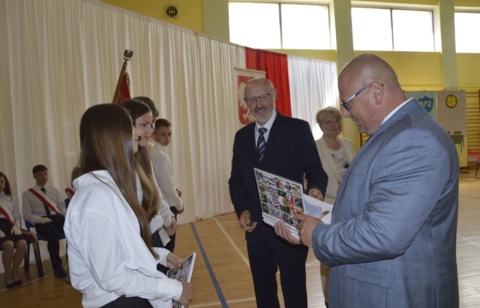 Dnia 20 czerwca odbyło się uroczyste zakończenie roku klas ósmych. Wśród zaproszonych gości była Burmistrz Pasłęka pani Elżbieta Wasiuk, pan Piotr Borysewicz wiceprezes klubu sportowego Polonii Pasłęk, trener  lekkiej atletyki oraz przewodnicząca Rady Rodziców pani Anna Szymanek. Uroczystość rozpoczęła się od przekazania pocztu sztandarowego uczniom klasom siódmym. Następnie wychowawcy klas i pani dyrektor Agnieszka Cieklińska wręczyli nagrody uczniom kończącym szkołę z wyróżnieniem a ich rodzicom listy gratulacyjne. Wszyscy uczniowie z klasy 8a i 8b otrzymali świadectwo ukończenia Szkoły Podstawowej nr 2.Gratulacje !
 Uroczystość uświetniły piosenki w wykonaniu dziewcząt z klasy 6 b i Jakuba Parzycha z klasy 5b. Naszym absolwentom życzymy sukcesów i chcielibyśmy by zawsze pamiętali o latach spędzonych w naszej „Dwójce”.
