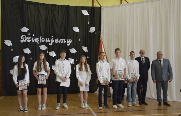 Dnia 20 czerwca odbyło się uroczyste zakończenie roku klas ósmych. Wśród zaproszonych gości była Burmistrz Pasłęka pani Elżbieta Wasiuk, pan Piotr Borysewicz wiceprezes klubu sportowego Polonii Pasłęk, trener  lekkiej atletyki oraz przewodnicząca Rady Rodziców pani Anna Szymanek. Uroczystość rozpoczęła się od przekazania pocztu sztandarowego uczniom klasom siódmym. Następnie wychowawcy klas i pani dyrektor Agnieszka Cieklińska wręczyli nagrody uczniom kończącym szkołę z wyróżnieniem a ich rodzicom listy gratulacyjne. Wszyscy uczniowie z klasy 8a i 8b otrzymali świadectwo ukończenia Szkoły Podstawowej nr 2.Gratulacje !
 Uroczystość uświetniły piosenki w wykonaniu dziewcząt z klasy 6 b i Jakuba Parzycha z klasy 5b. Naszym absolwentom życzymy sukcesów i chcielibyśmy by zawsze pamiętali o latach spędzonych w naszej „Dwójce”.
