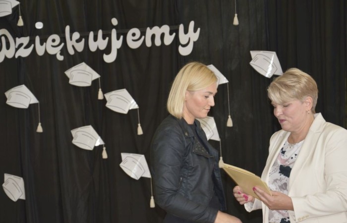 Dnia 20 czerwca odbyło się uroczyste zakończenie roku klas ósmych. Wśród zaproszonych gości była Burmistrz Pasłęka pani Elżbieta Wasiuk, pan Piotr Borysewicz wiceprezes klubu sportowego Polonii Pasłęk, trener  lekkiej atletyki oraz przewodnicząca Rady Rodziców pani Anna Szymanek. Uroczystość rozpoczęła się od przekazania pocztu sztandarowego uczniom klasom siódmym. Następnie wychowawcy klas i pani dyrektor Agnieszka Cieklińska wręczyli nagrody uczniom kończącym szkołę z wyróżnieniem a ich rodzicom listy gratulacyjne. Wszyscy uczniowie z klasy 8a i 8b otrzymali świadectwo ukończenia Szkoły Podstawowej nr 2.Gratulacje !
 Uroczystość uświetniły piosenki w wykonaniu dziewcząt z klasy 6 b i Jakuba Parzycha z klasy 5b. Naszym absolwentom życzymy sukcesów i chcielibyśmy by zawsze pamiętali o latach spędzonych w naszej „Dwójce”.
