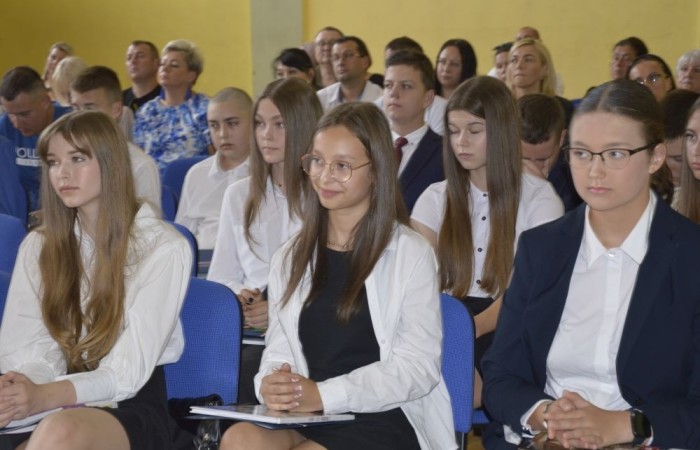 Dnia 20 czerwca odbyło się uroczyste zakończenie roku klas ósmych. Wśród zaproszonych gości była Burmistrz Pasłęka pani Elżbieta Wasiuk, pan Piotr Borysewicz wiceprezes klubu sportowego Polonii Pasłęk, trener  lekkiej atletyki oraz przewodnicząca Rady Rodziców pani Anna Szymanek. Uroczystość rozpoczęła się od przekazania pocztu sztandarowego uczniom klasom siódmym. Następnie wychowawcy klas i pani dyrektor Agnieszka Cieklińska wręczyli nagrody uczniom kończącym szkołę z wyróżnieniem a ich rodzicom listy gratulacyjne. Wszyscy uczniowie z klasy 8a i 8b otrzymali świadectwo ukończenia Szkoły Podstawowej nr 2.Gratulacje !
 Uroczystość uświetniły piosenki w wykonaniu dziewcząt z klasy 6 b i Jakuba Parzycha z klasy 5b. Naszym absolwentom życzymy sukcesów i chcielibyśmy by zawsze pamiętali o latach spędzonych w naszej „Dwójce”.
