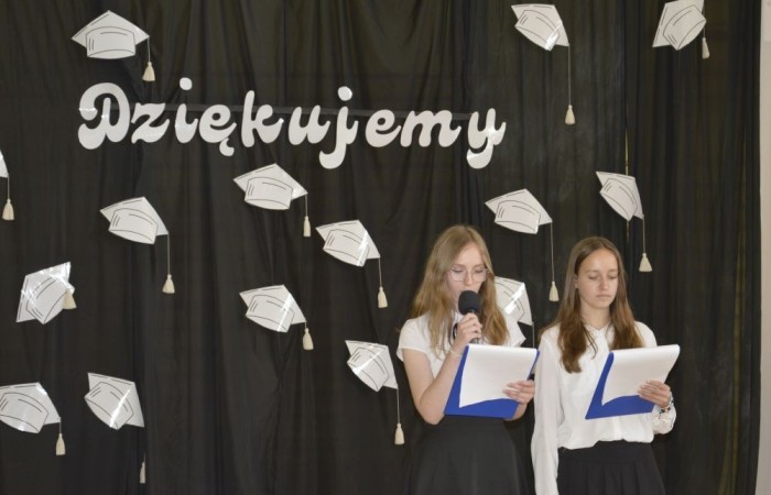 Dnia 20 czerwca odbyło się uroczyste zakończenie roku klas ósmych. Wśród zaproszonych gości była Burmistrz Pasłęka pani Elżbieta Wasiuk, pan Piotr Borysewicz wiceprezes klubu sportowego Polonii Pasłęk, trener  lekkiej atletyki oraz przewodnicząca Rady Rodziców pani Anna Szymanek. Uroczystość rozpoczęła się od przekazania pocztu sztandarowego uczniom klasom siódmym. Następnie wychowawcy klas i pani dyrektor Agnieszka Cieklińska wręczyli nagrody uczniom kończącym szkołę z wyróżnieniem a ich rodzicom listy gratulacyjne. Wszyscy uczniowie z klasy 8a i 8b otrzymali świadectwo ukończenia Szkoły Podstawowej nr 2.Gratulacje !
 Uroczystość uświetniły piosenki w wykonaniu dziewcząt z klasy 6 b i Jakuba Parzycha z klasy 5b. Naszym absolwentom życzymy sukcesów i chcielibyśmy by zawsze pamiętali o latach spędzonych w naszej „Dwójce”.
