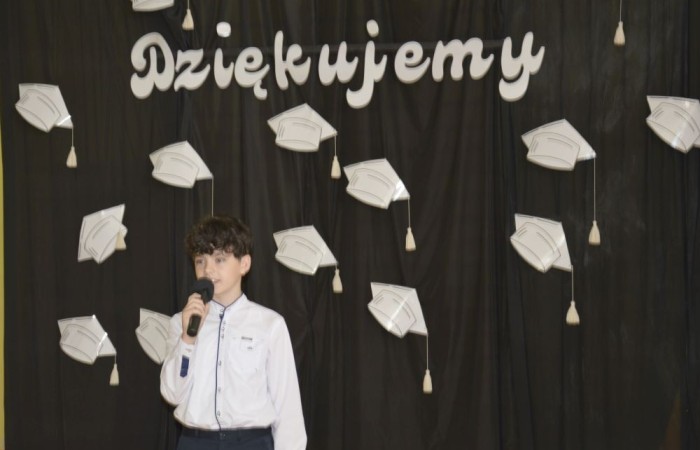 Dnia 20 czerwca odbyło się uroczyste zakończenie roku klas ósmych. Wśród zaproszonych gości była Burmistrz Pasłęka pani Elżbieta Wasiuk, pan Piotr Borysewicz wiceprezes klubu sportowego Polonii Pasłęk, trener  lekkiej atletyki oraz przewodnicząca Rady Rodziców pani Anna Szymanek. Uroczystość rozpoczęła się od przekazania pocztu sztandarowego uczniom klasom siódmym. Następnie wychowawcy klas i pani dyrektor Agnieszka Cieklińska wręczyli nagrody uczniom kończącym szkołę z wyróżnieniem a ich rodzicom listy gratulacyjne. Wszyscy uczniowie z klasy 8a i 8b otrzymali świadectwo ukończenia Szkoły Podstawowej nr 2.Gratulacje !
 Uroczystość uświetniły piosenki w wykonaniu dziewcząt z klasy 6 b i Jakuba Parzycha z klasy 5b. Naszym absolwentom życzymy sukcesów i chcielibyśmy by zawsze pamiętali o latach spędzonych w naszej „Dwójce”.
