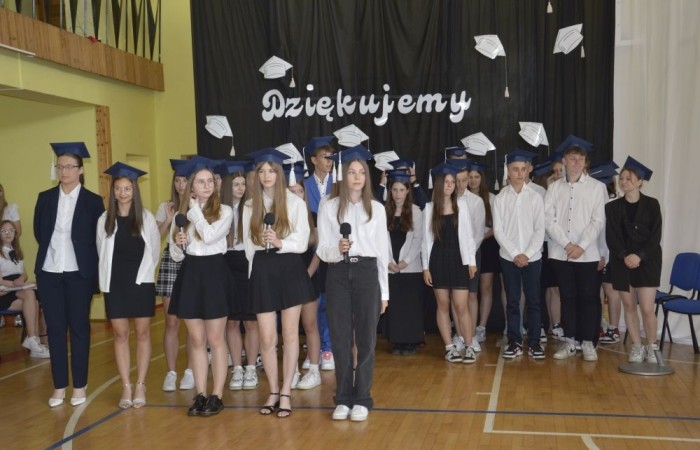 Dnia 20 czerwca odbyło się uroczyste zakończenie roku klas ósmych. Wśród zaproszonych gości była Burmistrz Pasłęka pani Elżbieta Wasiuk, pan Piotr Borysewicz wiceprezes klubu sportowego Polonii Pasłęk, trener  lekkiej atletyki oraz przewodnicząca Rady Rodziców pani Anna Szymanek. Uroczystość rozpoczęła się od przekazania pocztu sztandarowego uczniom klasom siódmym. Następnie wychowawcy klas i pani dyrektor Agnieszka Cieklińska wręczyli nagrody uczniom kończącym szkołę z wyróżnieniem a ich rodzicom listy gratulacyjne. Wszyscy uczniowie z klasy 8a i 8b otrzymali świadectwo ukończenia Szkoły Podstawowej nr 2.Gratulacje !
 Uroczystość uświetniły piosenki w wykonaniu dziewcząt z klasy 6 b i Jakuba Parzycha z klasy 5b. Naszym absolwentom życzymy sukcesów i chcielibyśmy by zawsze pamiętali o latach spędzonych w naszej „Dwójce”.
