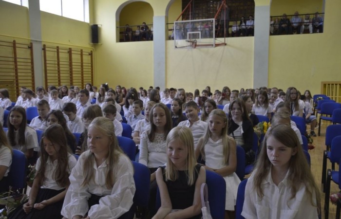 Rok szkolny 2023/2024 oficjalnie można już uznać za zakończony. Pożegnanie ze szkołą miało miejsce w piątek 21 czerwca. Wśród zaproszonych gości była przewodnicząca Rady Rodziców pani Anna Szymanek wraz z zarządem Rady Rodziców w składzie: pani Urszula Szuniewicz, pani Dorota Śladowska  i pani Katarzyna Kaniowska. Swoją obecnością zaszczyciła nas także Prezes Stowarzyszenia na Rzecz wsi Aniołowo pani Halina Cieśla, Sołtys wsi Aniołowo pan Zbigniew Cieśla, prezes Stowarzyszenia Przyjaciele Pasłęckiej Dwójki pani Iga Pankiewicz oraz pan Sławomir Mackiewicz z Ochotniczej Straży Pożarnej w Mariance. Pani dyrektor Agnieszka Cieklińska wręczyła wyróżniającym się uczniom nagrody książkowe. Po zakończonej akademii wszyscy uczniowie udali się do klas na ostatnie w tym roku szkolnym spotkanie z wychowawcą, gdzie otrzymali świadectwa, a wraz z nimi promocję do kolejnej klasy. Do zobaczenia we wrześniu!
