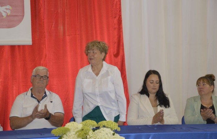 Rok szkolny 2023/2024 oficjalnie można już uznać za zakończony. Pożegnanie ze szkołą miało miejsce w piątek 21 czerwca. Wśród zaproszonych gości była przewodnicząca Rady Rodziców pani Anna Szymanek wraz z zarządem Rady Rodziców w składzie: pani Urszula Szuniewicz, pani Dorota Śladowska  i pani Katarzyna Kaniowska. Swoją obecnością zaszczyciła nas także Prezes Stowarzyszenia na Rzecz wsi Aniołowo pani Halina Cieśla, Sołtys wsi Aniołowo pan Zbigniew Cieśla, prezes Stowarzyszenia Przyjaciele Pasłęckiej Dwójki pani Iga Pankiewicz oraz pan Sławomir Mackiewicz z Ochotniczej Straży Pożarnej w Mariance. Pani dyrektor Agnieszka Cieklińska wręczyła wyróżniającym się uczniom nagrody książkowe. Po zakończonej akademii wszyscy uczniowie udali się do klas na ostatnie w tym roku szkolnym spotkanie z wychowawcą, gdzie otrzymali świadectwa, a wraz z nimi promocję do kolejnej klasy. Do zobaczenia we wrześniu!
