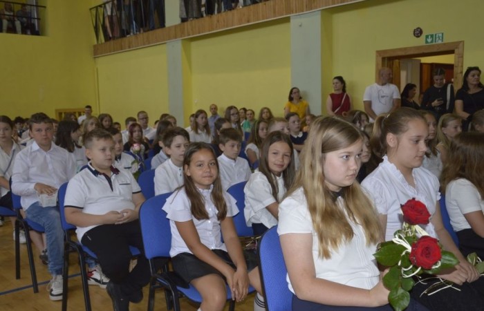 Rok szkolny 2023/2024 oficjalnie można już uznać za zakończony. Pożegnanie ze szkołą miało miejsce w piątek 21 czerwca. Wśród zaproszonych gości była przewodnicząca Rady Rodziców pani Anna Szymanek wraz z zarządem Rady Rodziców w składzie: pani Urszula Szuniewicz, pani Dorota Śladowska  i pani Katarzyna Kaniowska. Swoją obecnością zaszczyciła nas także Prezes Stowarzyszenia na Rzecz wsi Aniołowo pani Halina Cieśla, Sołtys wsi Aniołowo pan Zbigniew Cieśla, prezes Stowarzyszenia Przyjaciele Pasłęckiej Dwójki pani Iga Pankiewicz oraz pan Sławomir Mackiewicz z Ochotniczej Straży Pożarnej w Mariance. Pani dyrektor Agnieszka Cieklińska wręczyła wyróżniającym się uczniom nagrody książkowe. Po zakończonej akademii wszyscy uczniowie udali się do klas na ostatnie w tym roku szkolnym spotkanie z wychowawcą, gdzie otrzymali świadectwa, a wraz z nimi promocję do kolejnej klasy. Do zobaczenia we wrześniu!
