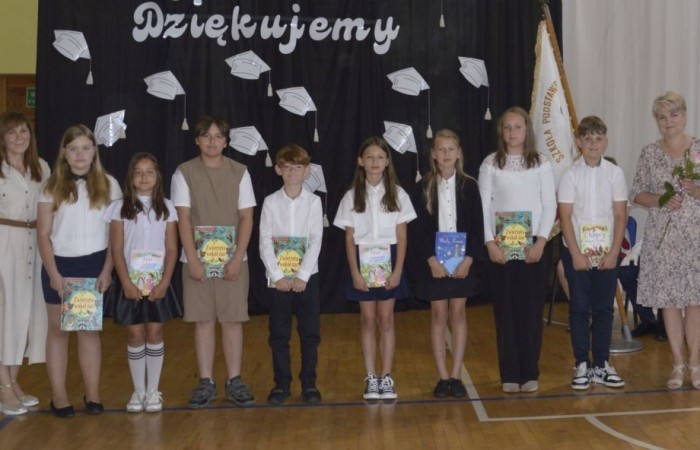 Rok szkolny 2023/2024 oficjalnie można już uznać za zakończony. Pożegnanie ze szkołą miało miejsce w piątek 21 czerwca. Wśród zaproszonych gości była przewodnicząca Rady Rodziców pani Anna Szymanek wraz z zarządem Rady Rodziców w składzie: pani Urszula Szuniewicz, pani Dorota Śladowska  i pani Katarzyna Kaniowska. Swoją obecnością zaszczyciła nas także Prezes Stowarzyszenia na Rzecz wsi Aniołowo pani Halina Cieśla, Sołtys wsi Aniołowo pan Zbigniew Cieśla, prezes Stowarzyszenia Przyjaciele Pasłęckiej Dwójki pani Iga Pankiewicz oraz pan Sławomir Mackiewicz z Ochotniczej Straży Pożarnej w Mariance. Pani dyrektor Agnieszka Cieklińska wręczyła wyróżniającym się uczniom nagrody książkowe. Po zakończonej akademii wszyscy uczniowie udali się do klas na ostatnie w tym roku szkolnym spotkanie z wychowawcą, gdzie otrzymali świadectwa, a wraz z nimi promocję do kolejnej klasy. Do zobaczenia we wrześniu!
