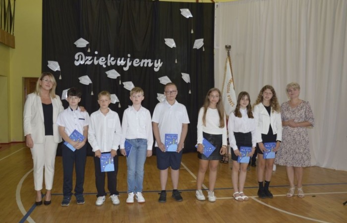 Rok szkolny 2023/2024 oficjalnie można już uznać za zakończony. Pożegnanie ze szkołą miało miejsce w piątek 21 czerwca. Wśród zaproszonych gości była przewodnicząca Rady Rodziców pani Anna Szymanek wraz z zarządem Rady Rodziców w składzie: pani Urszula Szuniewicz, pani Dorota Śladowska  i pani Katarzyna Kaniowska. Swoją obecnością zaszczyciła nas także Prezes Stowarzyszenia na Rzecz wsi Aniołowo pani Halina Cieśla, Sołtys wsi Aniołowo pan Zbigniew Cieśla, prezes Stowarzyszenia Przyjaciele Pasłęckiej Dwójki pani Iga Pankiewicz oraz pan Sławomir Mackiewicz z Ochotniczej Straży Pożarnej w Mariance. Pani dyrektor Agnieszka Cieklińska wręczyła wyróżniającym się uczniom nagrody książkowe. Po zakończonej akademii wszyscy uczniowie udali się do klas na ostatnie w tym roku szkolnym spotkanie z wychowawcą, gdzie otrzymali świadectwa, a wraz z nimi promocję do kolejnej klasy. Do zobaczenia we wrześniu!
