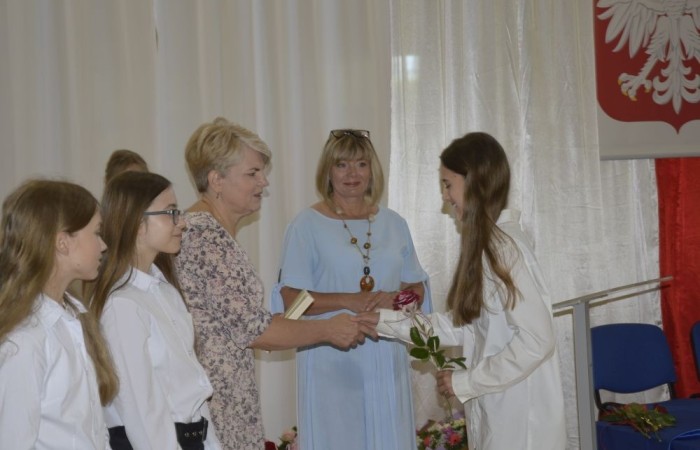 Rok szkolny 2023/2024 oficjalnie można już uznać za zakończony. Pożegnanie ze szkołą miało miejsce w piątek 21 czerwca. Wśród zaproszonych gości była przewodnicząca Rady Rodziców pani Anna Szymanek wraz z zarządem Rady Rodziców w składzie: pani Urszula Szuniewicz, pani Dorota Śladowska  i pani Katarzyna Kaniowska. Swoją obecnością zaszczyciła nas także Prezes Stowarzyszenia na Rzecz wsi Aniołowo pani Halina Cieśla, Sołtys wsi Aniołowo pan Zbigniew Cieśla, prezes Stowarzyszenia Przyjaciele Pasłęckiej Dwójki pani Iga Pankiewicz oraz pan Sławomir Mackiewicz z Ochotniczej Straży Pożarnej w Mariance. Pani dyrektor Agnieszka Cieklińska wręczyła wyróżniającym się uczniom nagrody książkowe. Po zakończonej akademii wszyscy uczniowie udali się do klas na ostatnie w tym roku szkolnym spotkanie z wychowawcą, gdzie otrzymali świadectwa, a wraz z nimi promocję do kolejnej klasy. Do zobaczenia we wrześniu!
