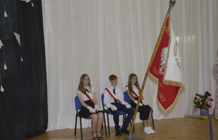 Rok szkolny 2023/2024 oficjalnie można już uznać za zakończony. Pożegnanie ze szkołą miało miejsce w piątek 21 czerwca. Wśród zaproszonych gości była przewodnicząca Rady Rodziców pani Anna Szymanek wraz z zarządem Rady Rodziców w składzie: pani Urszula Szuniewicz, pani Dorota Śladowska  i pani Katarzyna Kaniowska. Swoją obecnością zaszczyciła nas także Prezes Stowarzyszenia na Rzecz wsi Aniołowo pani Halina Cieśla, Sołtys wsi Aniołowo pan Zbigniew Cieśla, prezes Stowarzyszenia Przyjaciele Pasłęckiej Dwójki pani Iga Pankiewicz oraz pan Sławomir Mackiewicz z Ochotniczej Straży Pożarnej w Mariance. Pani dyrektor Agnieszka Cieklińska wręczyła wyróżniającym się uczniom nagrody książkowe. Po zakończonej akademii wszyscy uczniowie udali się do klas na ostatnie w tym roku szkolnym spotkanie z wychowawcą, gdzie otrzymali świadectwa, a wraz z nimi promocję do kolejnej klasy. Do zobaczenia we wrześniu!
