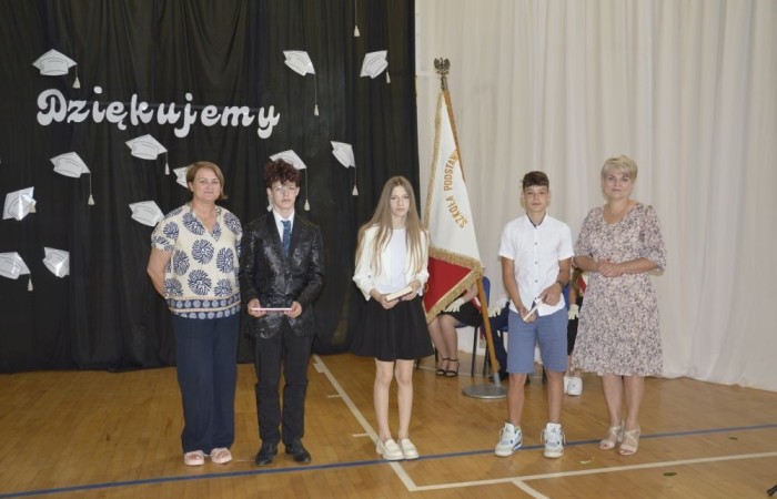 Rok szkolny 2023/2024 oficjalnie można już uznać za zakończony. Pożegnanie ze szkołą miało miejsce w piątek 21 czerwca. Wśród zaproszonych gości była przewodnicząca Rady Rodziców pani Anna Szymanek wraz z zarządem Rady Rodziców w składzie: pani Urszula Szuniewicz, pani Dorota Śladowska  i pani Katarzyna Kaniowska. Swoją obecnością zaszczyciła nas także Prezes Stowarzyszenia na Rzecz wsi Aniołowo pani Halina Cieśla, Sołtys wsi Aniołowo pan Zbigniew Cieśla, prezes Stowarzyszenia Przyjaciele Pasłęckiej Dwójki pani Iga Pankiewicz oraz pan Sławomir Mackiewicz z Ochotniczej Straży Pożarnej w Mariance. Pani dyrektor Agnieszka Cieklińska wręczyła wyróżniającym się uczniom nagrody książkowe. Po zakończonej akademii wszyscy uczniowie udali się do klas na ostatnie w tym roku szkolnym spotkanie z wychowawcą, gdzie otrzymali świadectwa, a wraz z nimi promocję do kolejnej klasy. Do zobaczenia we wrześniu!
