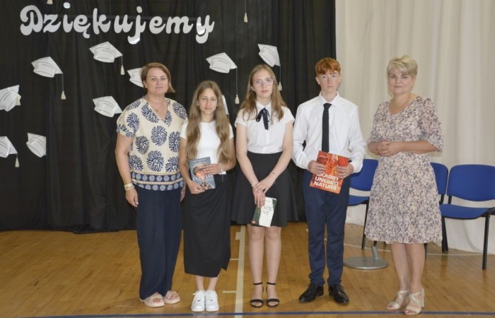 Rok szkolny 2023/2024 oficjalnie można już uznać za zakończony. Pożegnanie ze szkołą miało miejsce w piątek 21 czerwca. Wśród zaproszonych gości była przewodnicząca Rady Rodziców pani Anna Szymanek wraz z zarządem Rady Rodziców w składzie: pani Urszula Szuniewicz, pani Dorota Śladowska  i pani Katarzyna Kaniowska. Swoją obecnością zaszczyciła nas także Prezes Stowarzyszenia na Rzecz wsi Aniołowo pani Halina Cieśla, Sołtys wsi Aniołowo pan Zbigniew Cieśla, prezes Stowarzyszenia Przyjaciele Pasłęckiej Dwójki pani Iga Pankiewicz oraz pan Sławomir Mackiewicz z Ochotniczej Straży Pożarnej w Mariance. Pani dyrektor Agnieszka Cieklińska wręczyła wyróżniającym się uczniom nagrody książkowe. Po zakończonej akademii wszyscy uczniowie udali się do klas na ostatnie w tym roku szkolnym spotkanie z wychowawcą, gdzie otrzymali świadectwa, a wraz z nimi promocję do kolejnej klasy. Do zobaczenia we wrześniu!
