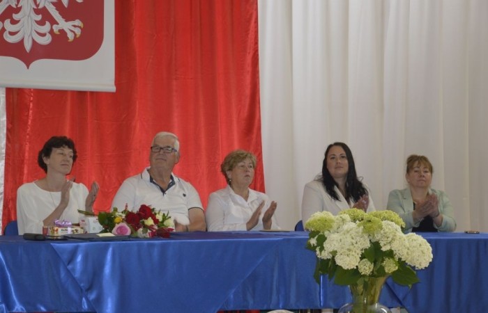 Rok szkolny 2023/2024 oficjalnie można już uznać za zakończony. Pożegnanie ze szkołą miało miejsce w piątek 21 czerwca. Wśród zaproszonych gości była przewodnicząca Rady Rodziców pani Anna Szymanek wraz z zarządem Rady Rodziców w składzie: pani Urszula Szuniewicz, pani Dorota Śladowska  i pani Katarzyna Kaniowska. Swoją obecnością zaszczyciła nas także Prezes Stowarzyszenia na Rzecz wsi Aniołowo pani Halina Cieśla, Sołtys wsi Aniołowo pan Zbigniew Cieśla, prezes Stowarzyszenia Przyjaciele Pasłęckiej Dwójki pani Iga Pankiewicz oraz pan Sławomir Mackiewicz z Ochotniczej Straży Pożarnej w Mariance. Pani dyrektor Agnieszka Cieklińska wręczyła wyróżniającym się uczniom nagrody książkowe. Po zakończonej akademii wszyscy uczniowie udali się do klas na ostatnie w tym roku szkolnym spotkanie z wychowawcą, gdzie otrzymali świadectwa, a wraz z nimi promocję do kolejnej klasy. Do zobaczenia we wrześniu!
