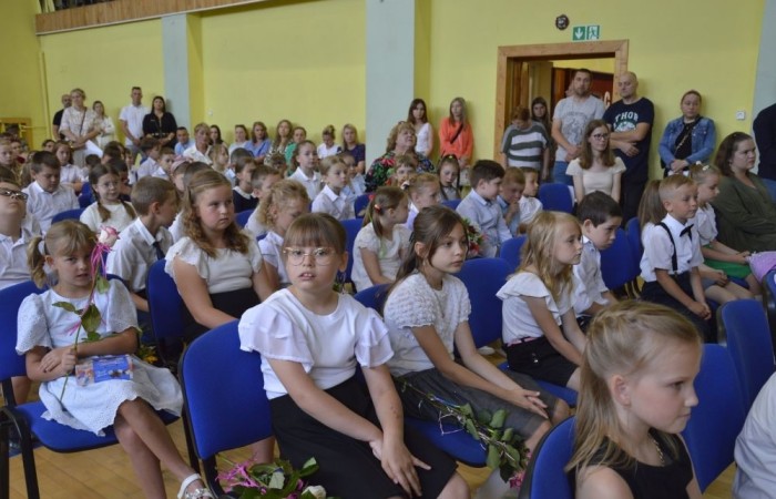 Rok szkolny 2023/2024 oficjalnie można już uznać za zakończony. Pożegnanie ze szkołą miało miejsce w piątek 21 czerwca. Wśród zaproszonych gości była przewodnicząca Rady Rodziców pani Anna Szymanek wraz z zarządem Rady Rodziców w składzie: pani Urszula Szuniewicz, pani Dorota Śladowska  i pani Katarzyna Kaniowska. Swoją obecnością zaszczyciła nas także Prezes Stowarzyszenia na Rzecz wsi Aniołowo pani Halina Cieśla, Sołtys wsi Aniołowo pan Zbigniew Cieśla, prezes Stowarzyszenia Przyjaciele Pasłęckiej Dwójki pani Iga Pankiewicz oraz pan Sławomir Mackiewicz z Ochotniczej Straży Pożarnej w Mariance. Pani dyrektor Agnieszka Cieklińska wręczyła wyróżniającym się uczniom nagrody książkowe. Po zakończonej akademii wszyscy uczniowie udali się do klas na ostatnie w tym roku szkolnym spotkanie z wychowawcą, gdzie otrzymali świadectwa, a wraz z nimi promocję do kolejnej klasy. Do zobaczenia we wrześniu!
