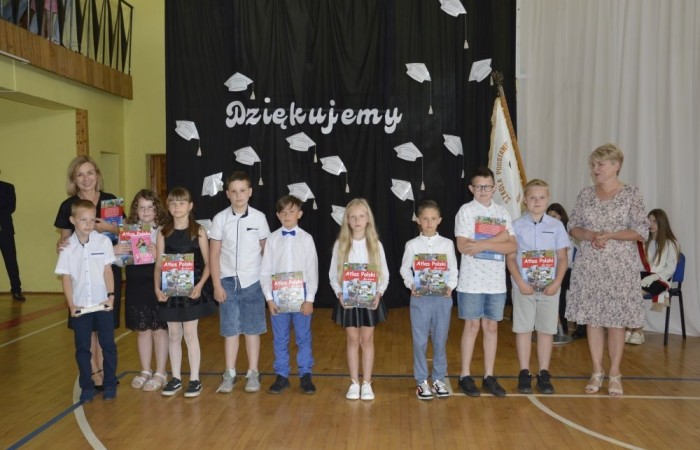 Rok szkolny 2023/2024 oficjalnie można już uznać za zakończony. Pożegnanie ze szkołą miało miejsce w piątek 21 czerwca. Wśród zaproszonych gości była przewodnicząca Rady Rodziców pani Anna Szymanek wraz z zarządem Rady Rodziców w składzie: pani Urszula Szuniewicz, pani Dorota Śladowska  i pani Katarzyna Kaniowska. Swoją obecnością zaszczyciła nas także Prezes Stowarzyszenia na Rzecz wsi Aniołowo pani Halina Cieśla, Sołtys wsi Aniołowo pan Zbigniew Cieśla, prezes Stowarzyszenia Przyjaciele Pasłęckiej Dwójki pani Iga Pankiewicz oraz pan Sławomir Mackiewicz z Ochotniczej Straży Pożarnej w Mariance. Pani dyrektor Agnieszka Cieklińska wręczyła wyróżniającym się uczniom nagrody książkowe. Po zakończonej akademii wszyscy uczniowie udali się do klas na ostatnie w tym roku szkolnym spotkanie z wychowawcą, gdzie otrzymali świadectwa, a wraz z nimi promocję do kolejnej klasy. Do zobaczenia we wrześniu!
