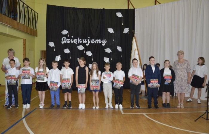 Rok szkolny 2023/2024 oficjalnie można już uznać za zakończony. Pożegnanie ze szkołą miało miejsce w piątek 21 czerwca. Wśród zaproszonych gości była przewodnicząca Rady Rodziców pani Anna Szymanek wraz z zarządem Rady Rodziców w składzie: pani Urszula Szuniewicz, pani Dorota Śladowska  i pani Katarzyna Kaniowska. Swoją obecnością zaszczyciła nas także Prezes Stowarzyszenia na Rzecz wsi Aniołowo pani Halina Cieśla, Sołtys wsi Aniołowo pan Zbigniew Cieśla, prezes Stowarzyszenia Przyjaciele Pasłęckiej Dwójki pani Iga Pankiewicz oraz pan Sławomir Mackiewicz z Ochotniczej Straży Pożarnej w Mariance. Pani dyrektor Agnieszka Cieklińska wręczyła wyróżniającym się uczniom nagrody książkowe. Po zakończonej akademii wszyscy uczniowie udali się do klas na ostatnie w tym roku szkolnym spotkanie z wychowawcą, gdzie otrzymali świadectwa, a wraz z nimi promocję do kolejnej klasy. Do zobaczenia we wrześniu!
