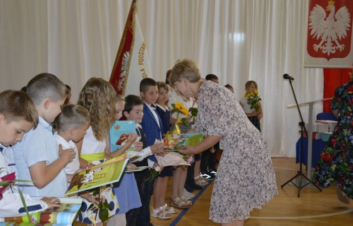 Rok szkolny 2023/2024 oficjalnie można już uznać za zakończony. Pożegnanie ze szkołą miało miejsce w piątek 21 czerwca. Wśród zaproszonych gości była przewodnicząca Rady Rodziców pani Anna Szymanek wraz z zarządem Rady Rodziców w składzie: pani Urszula Szuniewicz, pani Dorota Śladowska  i pani Katarzyna Kaniowska. Swoją obecnością zaszczyciła nas także Prezes Stowarzyszenia na Rzecz wsi Aniołowo pani Halina Cieśla, Sołtys wsi Aniołowo pan Zbigniew Cieśla, prezes Stowarzyszenia Przyjaciele Pasłęckiej Dwójki pani Iga Pankiewicz oraz pan Sławomir Mackiewicz z Ochotniczej Straży Pożarnej w Mariance. Pani dyrektor Agnieszka Cieklińska wręczyła wyróżniającym się uczniom nagrody książkowe. Po zakończonej akademii wszyscy uczniowie udali się do klas na ostatnie w tym roku szkolnym spotkanie z wychowawcą, gdzie otrzymali świadectwa, a wraz z nimi promocję do kolejnej klasy. Do zobaczenia we wrześniu!
