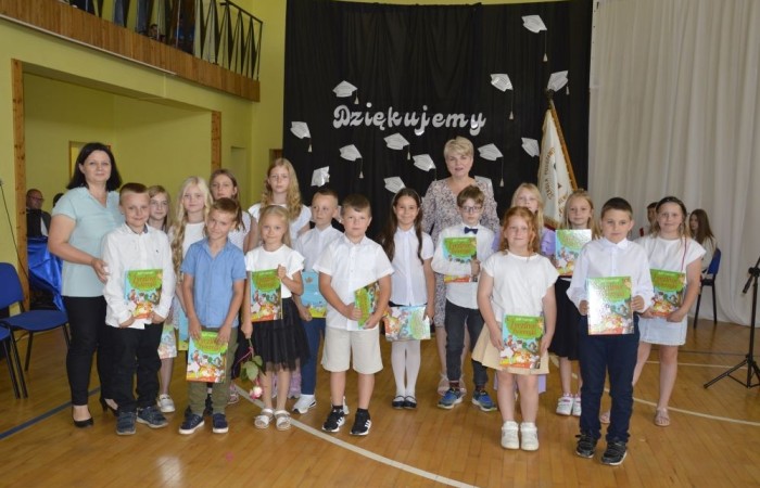 Rok szkolny 2023/2024 oficjalnie można już uznać za zakończony. Pożegnanie ze szkołą miało miejsce w piątek 21 czerwca. Wśród zaproszonych gości była przewodnicząca Rady Rodziców pani Anna Szymanek wraz z zarządem Rady Rodziców w składzie: pani Urszula Szuniewicz, pani Dorota Śladowska  i pani Katarzyna Kaniowska. Swoją obecnością zaszczyciła nas także Prezes Stowarzyszenia na Rzecz wsi Aniołowo pani Halina Cieśla, Sołtys wsi Aniołowo pan Zbigniew Cieśla, prezes Stowarzyszenia Przyjaciele Pasłęckiej Dwójki pani Iga Pankiewicz oraz pan Sławomir Mackiewicz z Ochotniczej Straży Pożarnej w Mariance. Pani dyrektor Agnieszka Cieklińska wręczyła wyróżniającym się uczniom nagrody książkowe. Po zakończonej akademii wszyscy uczniowie udali się do klas na ostatnie w tym roku szkolnym spotkanie z wychowawcą, gdzie otrzymali świadectwa, a wraz z nimi promocję do kolejnej klasy. Do zobaczenia we wrześniu!
