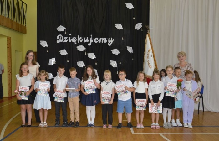 Rok szkolny 2023/2024 oficjalnie można już uznać za zakończony. Pożegnanie ze szkołą miało miejsce w piątek 21 czerwca. Wśród zaproszonych gości była przewodnicząca Rady Rodziców pani Anna Szymanek wraz z zarządem Rady Rodziców w składzie: pani Urszula Szuniewicz, pani Dorota Śladowska  i pani Katarzyna Kaniowska. Swoją obecnością zaszczyciła nas także Prezes Stowarzyszenia na Rzecz wsi Aniołowo pani Halina Cieśla, Sołtys wsi Aniołowo pan Zbigniew Cieśla, prezes Stowarzyszenia Przyjaciele Pasłęckiej Dwójki pani Iga Pankiewicz oraz pan Sławomir Mackiewicz z Ochotniczej Straży Pożarnej w Mariance. Pani dyrektor Agnieszka Cieklińska wręczyła wyróżniającym się uczniom nagrody książkowe. Po zakończonej akademii wszyscy uczniowie udali się do klas na ostatnie w tym roku szkolnym spotkanie z wychowawcą, gdzie otrzymali świadectwa, a wraz z nimi promocję do kolejnej klasy. Do zobaczenia we wrześniu!
