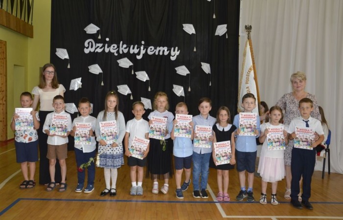 Rok szkolny 2023/2024 oficjalnie można już uznać za zakończony. Pożegnanie ze szkołą miało miejsce w piątek 21 czerwca. Wśród zaproszonych gości była przewodnicząca Rady Rodziców pani Anna Szymanek wraz z zarządem Rady Rodziców w składzie: pani Urszula Szuniewicz, pani Dorota Śladowska  i pani Katarzyna Kaniowska. Swoją obecnością zaszczyciła nas także Prezes Stowarzyszenia na Rzecz wsi Aniołowo pani Halina Cieśla, Sołtys wsi Aniołowo pan Zbigniew Cieśla, prezes Stowarzyszenia Przyjaciele Pasłęckiej Dwójki pani Iga Pankiewicz oraz pan Sławomir Mackiewicz z Ochotniczej Straży Pożarnej w Mariance. Pani dyrektor Agnieszka Cieklińska wręczyła wyróżniającym się uczniom nagrody książkowe. Po zakończonej akademii wszyscy uczniowie udali się do klas na ostatnie w tym roku szkolnym spotkanie z wychowawcą, gdzie otrzymali świadectwa, a wraz z nimi promocję do kolejnej klasy. Do zobaczenia we wrześniu!
