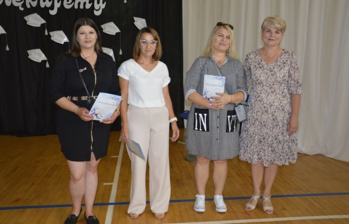 Rok szkolny 2023/2024 oficjalnie można już uznać za zakończony. Pożegnanie ze szkołą miało miejsce w piątek 21 czerwca. Wśród zaproszonych gości była przewodnicząca Rady Rodziców pani Anna Szymanek wraz z zarządem Rady Rodziców w składzie: pani Urszula Szuniewicz, pani Dorota Śladowska  i pani Katarzyna Kaniowska. Swoją obecnością zaszczyciła nas także Prezes Stowarzyszenia na Rzecz wsi Aniołowo pani Halina Cieśla, Sołtys wsi Aniołowo pan Zbigniew Cieśla, prezes Stowarzyszenia Przyjaciele Pasłęckiej Dwójki pani Iga Pankiewicz oraz pan Sławomir Mackiewicz z Ochotniczej Straży Pożarnej w Mariance. Pani dyrektor Agnieszka Cieklińska wręczyła wyróżniającym się uczniom nagrody książkowe. Po zakończonej akademii wszyscy uczniowie udali się do klas na ostatnie w tym roku szkolnym spotkanie z wychowawcą, gdzie otrzymali świadectwa, a wraz z nimi promocję do kolejnej klasy. Do zobaczenia we wrześniu!
