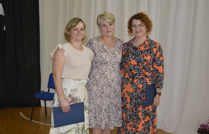 Rok szkolny 2023/2024 oficjalnie można już uznać za zakończony. Pożegnanie ze szkołą miało miejsce w piątek 21 czerwca. Wśród zaproszonych gości była przewodnicząca Rady Rodziców pani Anna Szymanek wraz z zarządem Rady Rodziców w składzie: pani Urszula Szuniewicz, pani Dorota Śladowska  i pani Katarzyna Kaniowska. Swoją obecnością zaszczyciła nas także Prezes Stowarzyszenia na Rzecz wsi Aniołowo pani Halina Cieśla, Sołtys wsi Aniołowo pan Zbigniew Cieśla, prezes Stowarzyszenia Przyjaciele Pasłęckiej Dwójki pani Iga Pankiewicz oraz pan Sławomir Mackiewicz z Ochotniczej Straży Pożarnej w Mariance. Pani dyrektor Agnieszka Cieklińska wręczyła wyróżniającym się uczniom nagrody książkowe. Po zakończonej akademii wszyscy uczniowie udali się do klas na ostatnie w tym roku szkolnym spotkanie z wychowawcą, gdzie otrzymali świadectwa, a wraz z nimi promocję do kolejnej klasy. Do zobaczenia we wrześniu!
