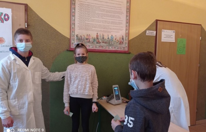            W związku ze Światowym Dniem Walki z Otyłością przypadającym na 24 października
w naszej szkole odbyła się akcja promująca zdrowy styl życia. Miała ona na celu zapoznanie uczniów z zasadami zdrowego odżywiania, właściwym doborem produktów wpływających na 
dietę prozdrowotną w zapobieganiu otyłości i chorób z nią związanych.  
Akcja ta uświadomiła uczniom, że stosowanie się do zasad prawidłowego odżywiania się  zapobiega wielu chorobom między innymi: układu krążenia, pokarmowego, cukrzycy. 
Prawidłowa dieta wpływa również na równowagę chemiczną w mózgu i może zapobiegać zaburzeniom układu nerwowego takim jak: depresja, impulsywność, agresja, słaba pamięć słuchowa, problemy z liczeniem, lękiem, niskim poczuciem własnej wartości.  
W związku z tym 26 października w naszej szkole chętni uczniowie mogli zważyć się, zmierzyć, obliczyć swoje BMI, zbadać ciśnienie krwi oraz poznać choroby związane z nieprawidłowym ciśnieniem krwi i otyłością. 
Pomiarów oraz cennych informacji i wskazówek udzielała Pani pielęgniarka razem z uczniami reprezentującymi koło biologiczne. 
Przedstawiciele tego koła wykazali się się dużą wiedzą i umiejętnościami z zakresu profilaktyki prozdrowotnej uświadamiając swoje koleżanki i kolegów o zagrożeniach wynikających z nieprzestrzegania prawidłowej diety i braku ruchu.  
