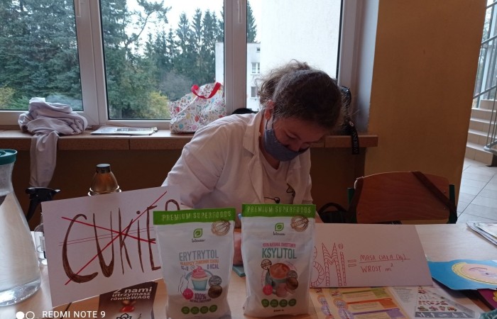            W związku ze Światowym Dniem Walki z Otyłością przypadającym na 24 października
w naszej szkole odbyła się akcja promująca zdrowy styl życia. Miała ona na celu zapoznanie uczniów z zasadami zdrowego odżywiania, właściwym doborem produktów wpływających na 
dietę prozdrowotną w zapobieganiu otyłości i chorób z nią związanych.  
Akcja ta uświadomiła uczniom, że stosowanie się do zasad prawidłowego odżywiania się  zapobiega wielu chorobom między innymi: układu krążenia, pokarmowego, cukrzycy. 
Prawidłowa dieta wpływa również na równowagę chemiczną w mózgu i może zapobiegać zaburzeniom układu nerwowego takim jak: depresja, impulsywność, agresja, słaba pamięć słuchowa, problemy z liczeniem, lękiem, niskim poczuciem własnej wartości.  
W związku z tym 26 października w naszej szkole chętni uczniowie mogli zważyć się, zmierzyć, obliczyć swoje BMI, zbadać ciśnienie krwi oraz poznać choroby związane z nieprawidłowym ciśnieniem krwi i otyłością. 
Pomiarów oraz cennych informacji i wskazówek udzielała Pani pielęgniarka razem z uczniami reprezentującymi koło biologiczne. 
Przedstawiciele tego koła wykazali się się dużą wiedzą i umiejętnościami z zakresu profilaktyki prozdrowotnej uświadamiając swoje koleżanki i kolegów o zagrożeniach wynikających z nieprzestrzegania prawidłowej diety i braku ruchu.  
