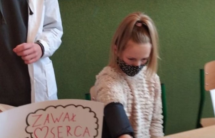            W związku ze Światowym Dniem Walki z Otyłością przypadającym na 24 października
w naszej szkole odbyła się akcja promująca zdrowy styl życia. Miała ona na celu zapoznanie uczniów z zasadami zdrowego odżywiania, właściwym doborem produktów wpływających na 
dietę prozdrowotną w zapobieganiu otyłości i chorób z nią związanych.  
Akcja ta uświadomiła uczniom, że stosowanie się do zasad prawidłowego odżywiania się  zapobiega wielu chorobom między innymi: układu krążenia, pokarmowego, cukrzycy. 
Prawidłowa dieta wpływa również na równowagę chemiczną w mózgu i może zapobiegać zaburzeniom układu nerwowego takim jak: depresja, impulsywność, agresja, słaba pamięć słuchowa, problemy z liczeniem, lękiem, niskim poczuciem własnej wartości.  
W związku z tym 26 października w naszej szkole chętni uczniowie mogli zważyć się, zmierzyć, obliczyć swoje BMI, zbadać ciśnienie krwi oraz poznać choroby związane z nieprawidłowym ciśnieniem krwi i otyłością. 
Pomiarów oraz cennych informacji i wskazówek udzielała Pani pielęgniarka razem z uczniami reprezentującymi koło biologiczne. 
Przedstawiciele tego koła wykazali się się dużą wiedzą i umiejętnościami z zakresu profilaktyki prozdrowotnej uświadamiając swoje koleżanki i kolegów o zagrożeniach wynikających z nieprzestrzegania prawidłowej diety i braku ruchu.  
