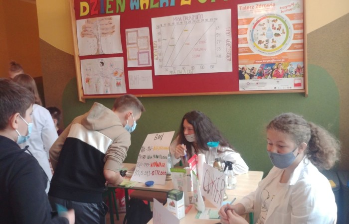           W związku ze Światowym Dniem Walki z Otyłością przypadającym na 24 października
w naszej szkole odbyła się akcja promująca zdrowy styl życia. Miała ona na celu zapoznanie uczniów z zasadami zdrowego odżywiania, właściwym doborem produktów wpływających na 
dietę prozdrowotną w zapobieganiu otyłości i chorób z nią związanych.  
Akcja ta uświadomiła uczniom, że stosowanie się do zasad prawidłowego odżywiania się  zapobiega wielu chorobom między innymi: układu krążenia, pokarmowego, cukrzycy. 
Prawidłowa dieta wpływa również na równowagę chemiczną w mózgu i może zapobiegać zaburzeniom układu nerwowego takim jak: depresja, impulsywność, agresja, słaba pamięć słuchowa, problemy z liczeniem, lękiem, niskim poczuciem własnej wartości.  
W związku z tym 26 października w naszej szkole chętni uczniowie mogli zważyć się, zmierzyć, obliczyć swoje BMI, zbadać ciśnienie krwi oraz poznać choroby związane z nieprawidłowym ciśnieniem krwi i otyłością. 
Pomiarów oraz cennych informacji i wskazówek udzielała Pani pielęgniarka razem z uczniami reprezentującymi koło biologiczne. 
Przedstawiciele tego koła wykazali się się dużą wiedzą i umiejętnościami z zakresu profilaktyki prozdrowotnej uświadamiając swoje koleżanki i kolegów o zagrożeniach wynikających z nieprzestrzegania prawidłowej diety i braku ruchu.  
