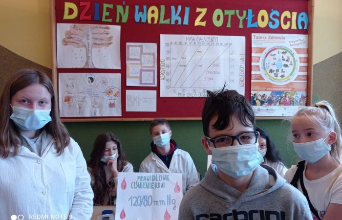            W związku ze Światowym Dniem Walki z Otyłością przypadającym na 24 października
w naszej szkole odbyła się akcja promująca zdrowy styl życia. Miała ona na celu zapoznanie uczniów z zasadami zdrowego odżywiania, właściwym doborem produktów wpływających na 
dietę prozdrowotną w zapobieganiu otyłości i chorób z nią związanych.  
Akcja ta uświadomiła uczniom, że stosowanie się do zasad prawidłowego odżywiania się  zapobiega wielu chorobom między innymi: układu krążenia, pokarmowego, cukrzycy. 
Prawidłowa dieta wpływa również na równowagę chemiczną w mózgu i może zapobiegać zaburzeniom układu nerwowego takim jak: depresja, impulsywność, agresja, słaba pamięć słuchowa, problemy z liczeniem, lękiem, niskim poczuciem własnej wartości.  
W związku z tym 26 października w naszej szkole chętni uczniowie mogli zważyć się, zmierzyć, obliczyć swoje BMI, zbadać ciśnienie krwi oraz poznać choroby związane z nieprawidłowym ciśnieniem krwi i otyłością. 
Pomiarów oraz cennych informacji i wskazówek udzielała Pani pielęgniarka razem z uczniami reprezentującymi koło biologiczne. 
Przedstawiciele tego koła wykazali się się dużą wiedzą i umiejętnościami z zakresu profilaktyki prozdrowotnej uświadamiając swoje koleżanki i kolegów o zagrożeniach wynikających z nieprzestrzegania prawidłowej diety i braku ruchu.  
