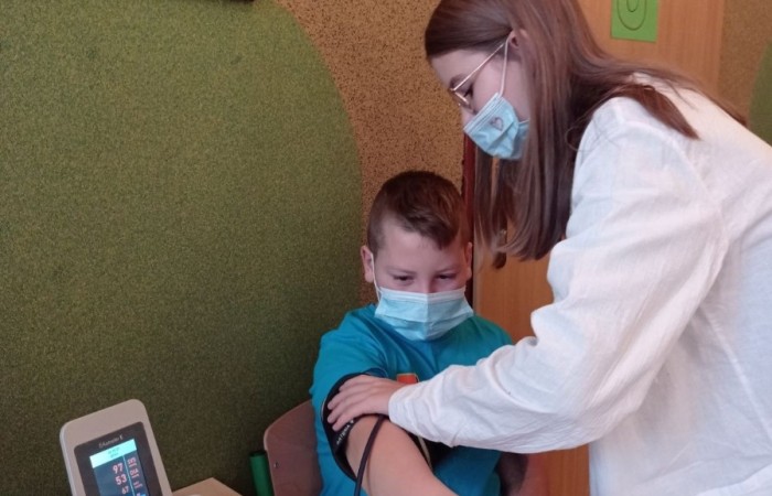            W związku ze Światowym Dniem Walki z Otyłością przypadającym na 24 października
w naszej szkole odbyła się akcja promująca zdrowy styl życia. Miała ona na celu zapoznanie uczniów z zasadami zdrowego odżywiania, właściwym doborem produktów wpływających na 
dietę prozdrowotną w zapobieganiu otyłości i chorób z nią związanych.  
Akcja ta uświadomiła uczniom, że stosowanie się do zasad prawidłowego odżywiania się  zapobiega wielu chorobom między innymi: układu krążenia, pokarmowego, cukrzycy. 
Prawidłowa dieta wpływa również na równowagę chemiczną w mózgu i może zapobiegać zaburzeniom układu nerwowego takim jak: depresja, impulsywność, agresja, słaba pamięć słuchowa, problemy z liczeniem, lękiem, niskim poczuciem własnej wartości.  
W związku z tym 26 października w naszej szkole chętni uczniowie mogli zważyć się, zmierzyć, obliczyć swoje BMI, zbadać ciśnienie krwi oraz poznać choroby związane z nieprawidłowym ciśnieniem krwi i otyłością. 
Pomiarów oraz cennych informacji i wskazówek udzielała Pani pielęgniarka razem z uczniami reprezentującymi koło biologiczne. 
Przedstawiciele tego koła wykazali się się dużą wiedzą i umiejętnościami z zakresu profilaktyki prozdrowotnej uświadamiając swoje koleżanki i kolegów o zagrożeniach wynikających z nieprzestrzegania prawidłowej diety i braku ruchu.  
