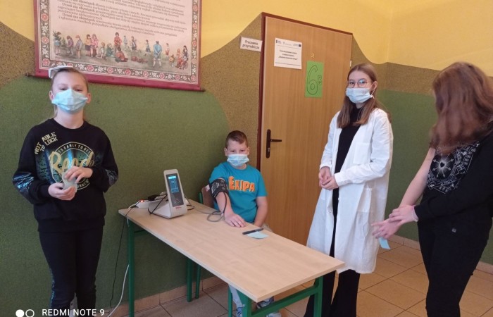            W związku ze Światowym Dniem Walki z Otyłością przypadającym na 24 października
w naszej szkole odbyła się akcja promująca zdrowy styl życia. Miała ona na celu zapoznanie uczniów z zasadami zdrowego odżywiania, właściwym doborem produktów wpływających na 
dietę prozdrowotną w zapobieganiu otyłości i chorób z nią związanych.  
Akcja ta uświadomiła uczniom, że stosowanie się do zasad prawidłowego odżywiania się  zapobiega wielu chorobom między innymi: układu krążenia, pokarmowego, cukrzycy. 
Prawidłowa dieta wpływa również na równowagę chemiczną w mózgu i może zapobiegać zaburzeniom układu nerwowego takim jak: depresja, impulsywność, agresja, słaba pamięć słuchowa, problemy z liczeniem, lękiem, niskim poczuciem własnej wartości.  
W związku z tym 26 października w naszej szkole chętni uczniowie mogli zważyć się, zmierzyć, obliczyć swoje BMI, zbadać ciśnienie krwi oraz poznać choroby związane z nieprawidłowym ciśnieniem krwi i otyłością. 
Pomiarów oraz cennych informacji i wskazówek udzielała Pani pielęgniarka razem z uczniami reprezentującymi koło biologiczne. 
Przedstawiciele tego koła wykazali się się dużą wiedzą i umiejętnościami z zakresu profilaktyki prozdrowotnej uświadamiając swoje koleżanki i kolegów o zagrożeniach wynikających z nieprzestrzegania prawidłowej diety i braku ruchu.  
