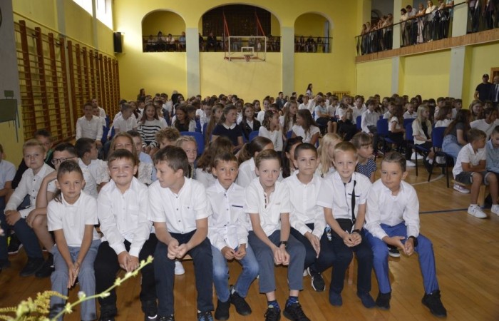 2 września uczniowie naszej szkoły uczestniczyli w uroczystej inauguracji roku szkolnego, którą przygotowali uczniowie klasy VI a pod opieką p. Anny Cieśli. Natomiast oprawę muzyczną zapewniła p. Iwona Matukiewicz.
Podczas występu były wesołe wierszyki i szczere życzenia. Nie zabrakło też chwili powagi, podczas której wspominano rocznicę wybuchu II wojny światowej. Po występie uczniów, głos zabrała pani Dyrektor, która życzyła wszystkim dużo zdrowia, a uczniom jak najlepszych wyników w nauce. Podczas uroczystości kwiaty i podziękowania za wieloletnią pracę w zawodzie otrzymał: p. Marek Białogrzywy, który w szkole pracuje od 25 lat. Ten dzień był szczególnie wyjątkowy dla uczniów klas pierwszych, którzy zgodnie z tradycją naszej szkoły, wraz z rozpoczęciem roku szkolnego przystąpili do uroczystego ślubowania. Pierwszaki złożyły obietnicę bycia dobrym uczniem, a tym samym zostały oficjalnie włączone do społeczności uczniowskiej. Uroczystość zakończyła radosna piosenka w wykonaniu naszych uczennic: Nadii i Mileny. Duet wokalny przygotowała do występu p. Iwona Matukiewicz. Następnie wszyscy rozeszli się do klas na pierwsze w tym roku szkolnym spotkanie z wychowawcami.