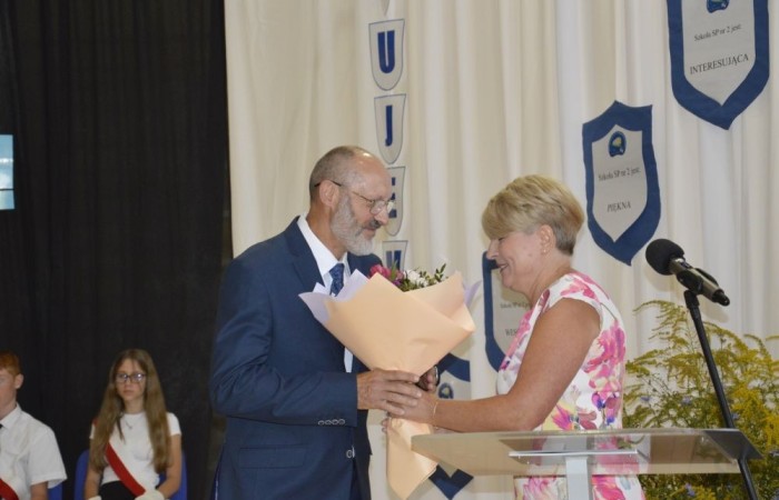 2 września uczniowie naszej szkoły uczestniczyli w uroczystej inauguracji roku szkolnego, którą przygotowali uczniowie klasy VI a pod opieką p. Anny Cieśli. Natomiast oprawę muzyczną zapewniła p. Iwona Matukiewicz.
Podczas występu były wesołe wierszyki i szczere życzenia. Nie zabrakło też chwili powagi, podczas której wspominano rocznicę wybuchu II wojny światowej. Po występie uczniów, głos zabrała pani Dyrektor, która życzyła wszystkim dużo zdrowia, a uczniom jak najlepszych wyników w nauce. Podczas uroczystości kwiaty i podziękowania za wieloletnią pracę w zawodzie otrzymał: p. Marek Białogrzywy, który w szkole pracuje od 25 lat. Ten dzień był szczególnie wyjątkowy dla uczniów klas pierwszych, którzy zgodnie z tradycją naszej szkoły, wraz z rozpoczęciem roku szkolnego przystąpili do uroczystego ślubowania. Pierwszaki złożyły obietnicę bycia dobrym uczniem, a tym samym zostały oficjalnie włączone do społeczności uczniowskiej. Uroczystość zakończyła radosna piosenka w wykonaniu naszych uczennic: Nadii i Mileny. Duet wokalny przygotowała do występu p. Iwona Matukiewicz. Następnie wszyscy rozeszli się do klas na pierwsze w tym roku szkolnym spotkanie z wychowawcami.