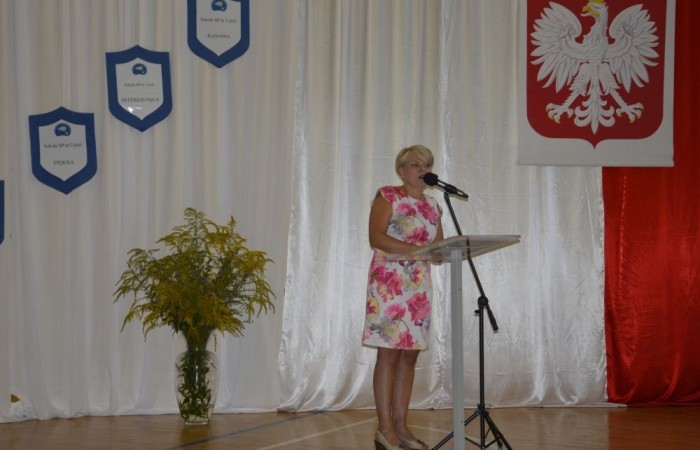 2 września uczniowie naszej szkoły uczestniczyli w uroczystej inauguracji roku szkolnego, którą przygotowali uczniowie klasy VI a pod opieką p. Anny Cieśli. Natomiast oprawę muzyczną zapewniła p. Iwona Matukiewicz.
Podczas występu były wesołe wierszyki i szczere życzenia. Nie zabrakło też chwili powagi, podczas której wspominano rocznicę wybuchu II wojny światowej. Po występie uczniów, głos zabrała pani Dyrektor, która życzyła wszystkim dużo zdrowia, a uczniom jak najlepszych wyników w nauce. Podczas uroczystości kwiaty i podziękowania za wieloletnią pracę w zawodzie otrzymał: p. Marek Białogrzywy, który w szkole pracuje od 25 lat. Ten dzień był szczególnie wyjątkowy dla uczniów klas pierwszych, którzy zgodnie z tradycją naszej szkoły, wraz z rozpoczęciem roku szkolnego przystąpili do uroczystego ślubowania. Pierwszaki złożyły obietnicę bycia dobrym uczniem, a tym samym zostały oficjalnie włączone do społeczności uczniowskiej. Uroczystość zakończyła radosna piosenka w wykonaniu naszych uczennic: Nadii i Mileny. Duet wokalny przygotowała do występu p. Iwona Matukiewicz. Następnie wszyscy rozeszli się do klas na pierwsze w tym roku szkolnym spotkanie z wychowawcami.