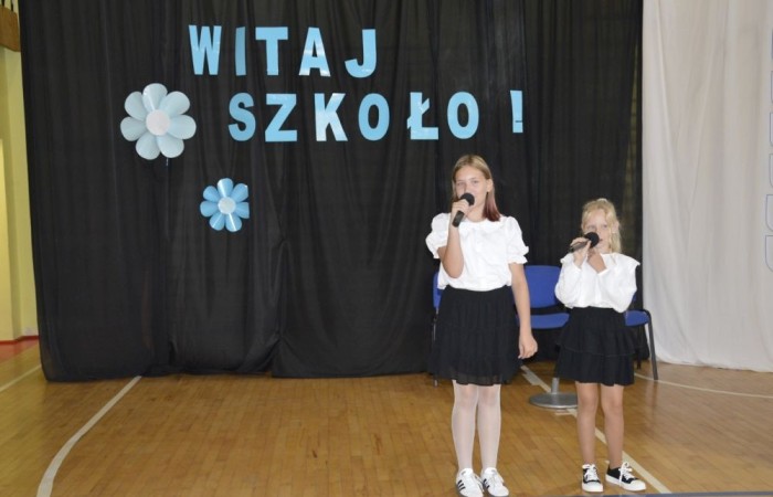 2 września uczniowie naszej szkoły uczestniczyli w uroczystej inauguracji roku szkolnego, którą przygotowali uczniowie klasy VI a pod opieką p. Anny Cieśli. Natomiast oprawę muzyczną zapewniła p. Iwona Matukiewicz.
Podczas występu były wesołe wierszyki i szczere życzenia. Nie zabrakło też chwili powagi, podczas której wspominano rocznicę wybuchu II wojny światowej. Po występie uczniów, głos zabrała pani Dyrektor, która życzyła wszystkim dużo zdrowia, a uczniom jak najlepszych wyników w nauce. Podczas uroczystości kwiaty i podziękowania za wieloletnią pracę w zawodzie otrzymał: p. Marek Białogrzywy, który w szkole pracuje od 25 lat. Ten dzień był szczególnie wyjątkowy dla uczniów klas pierwszych, którzy zgodnie z tradycją naszej szkoły, wraz z rozpoczęciem roku szkolnego przystąpili do uroczystego ślubowania. Pierwszaki złożyły obietnicę bycia dobrym uczniem, a tym samym zostały oficjalnie włączone do społeczności uczniowskiej. Uroczystość zakończyła radosna piosenka w wykonaniu naszych uczennic: Nadii i Mileny. Duet wokalny przygotowała do występu p. Iwona Matukiewicz. Następnie wszyscy rozeszli się do klas na pierwsze w tym roku szkolnym spotkanie z wychowawcami.