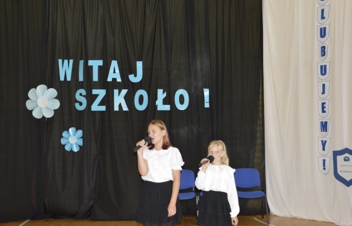 2 września uczniowie naszej szkoły uczestniczyli w uroczystej inauguracji roku szkolnego, którą przygotowali uczniowie klasy VI a pod opieką p. Anny Cieśli. Natomiast oprawę muzyczną zapewniła p. Iwona Matukiewicz.
Podczas występu były wesołe wierszyki i szczere życzenia. Nie zabrakło też chwili powagi, podczas której wspominano rocznicę wybuchu II wojny światowej. Po występie uczniów, głos zabrała pani Dyrektor, która życzyła wszystkim dużo zdrowia, a uczniom jak najlepszych wyników w nauce. Podczas uroczystości kwiaty i podziękowania za wieloletnią pracę w zawodzie otrzymał: p. Marek Białogrzywy, który w szkole pracuje od 25 lat. Ten dzień był szczególnie wyjątkowy dla uczniów klas pierwszych, którzy zgodnie z tradycją naszej szkoły, wraz z rozpoczęciem roku szkolnego przystąpili do uroczystego ślubowania. Pierwszaki złożyły obietnicę bycia dobrym uczniem, a tym samym zostały oficjalnie włączone do społeczności uczniowskiej. Uroczystość zakończyła radosna piosenka w wykonaniu naszych uczennic: Nadii i Mileny. Duet wokalny przygotowała do występu p. Iwona Matukiewicz. Następnie wszyscy rozeszli się do klas na pierwsze w tym roku szkolnym spotkanie z wychowawcami.