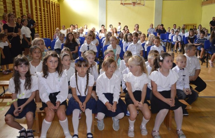 2 września uczniowie naszej szkoły uczestniczyli w uroczystej inauguracji roku szkolnego, którą przygotowali uczniowie klasy VI a pod opieką p. Anny Cieśli. Natomiast oprawę muzyczną zapewniła p. Iwona Matukiewicz.
Podczas występu były wesołe wierszyki i szczere życzenia. Nie zabrakło też chwili powagi, podczas której wspominano rocznicę wybuchu II wojny światowej. Po występie uczniów, głos zabrała pani Dyrektor, która życzyła wszystkim dużo zdrowia, a uczniom jak najlepszych wyników w nauce. Podczas uroczystości kwiaty i podziękowania za wieloletnią pracę w zawodzie otrzymał: p. Marek Białogrzywy, który w szkole pracuje od 25 lat. Ten dzień był szczególnie wyjątkowy dla uczniów klas pierwszych, którzy zgodnie z tradycją naszej szkoły, wraz z rozpoczęciem roku szkolnego przystąpili do uroczystego ślubowania. Pierwszaki złożyły obietnicę bycia dobrym uczniem, a tym samym zostały oficjalnie włączone do społeczności uczniowskiej. Uroczystość zakończyła radosna piosenka w wykonaniu naszych uczennic: Nadii i Mileny. Duet wokalny przygotowała do występu p. Iwona Matukiewicz. Następnie wszyscy rozeszli się do klas na pierwsze w tym roku szkolnym spotkanie z wychowawcami.