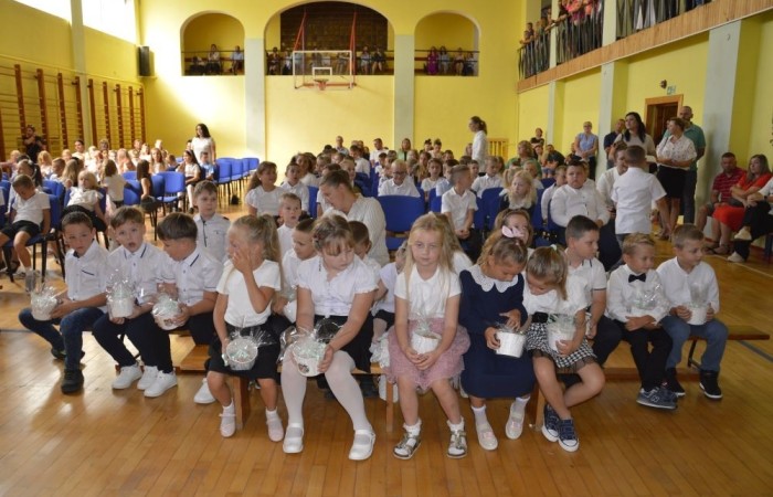 2 września uczniowie naszej szkoły uczestniczyli w uroczystej inauguracji roku szkolnego, którą przygotowali uczniowie klasy VI a pod opieką p. Anny Cieśli. Natomiast oprawę muzyczną zapewniła p. Iwona Matukiewicz.
Podczas występu były wesołe wierszyki i szczere życzenia. Nie zabrakło też chwili powagi, podczas której wspominano rocznicę wybuchu II wojny światowej. Po występie uczniów, głos zabrała pani Dyrektor, która życzyła wszystkim dużo zdrowia, a uczniom jak najlepszych wyników w nauce. Podczas uroczystości kwiaty i podziękowania za wieloletnią pracę w zawodzie otrzymał: p. Marek Białogrzywy, który w szkole pracuje od 25 lat. Ten dzień był szczególnie wyjątkowy dla uczniów klas pierwszych, którzy zgodnie z tradycją naszej szkoły, wraz z rozpoczęciem roku szkolnego przystąpili do uroczystego ślubowania. Pierwszaki złożyły obietnicę bycia dobrym uczniem, a tym samym zostały oficjalnie włączone do społeczności uczniowskiej. Uroczystość zakończyła radosna piosenka w wykonaniu naszych uczennic: Nadii i Mileny. Duet wokalny przygotowała do występu p. Iwona Matukiewicz. Następnie wszyscy rozeszli się do klas na pierwsze w tym roku szkolnym spotkanie z wychowawcami.