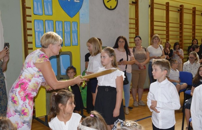 2 września uczniowie naszej szkoły uczestniczyli w uroczystej inauguracji roku szkolnego, którą przygotowali uczniowie klasy VI a pod opieką p. Anny Cieśli. Natomiast oprawę muzyczną zapewniła p. Iwona Matukiewicz.
Podczas występu były wesołe wierszyki i szczere życzenia. Nie zabrakło też chwili powagi, podczas której wspominano rocznicę wybuchu II wojny światowej. Po występie uczniów, głos zabrała pani Dyrektor, która życzyła wszystkim dużo zdrowia, a uczniom jak najlepszych wyników w nauce. Podczas uroczystości kwiaty i podziękowania za wieloletnią pracę w zawodzie otrzymał: p. Marek Białogrzywy, który w szkole pracuje od 25 lat. Ten dzień był szczególnie wyjątkowy dla uczniów klas pierwszych, którzy zgodnie z tradycją naszej szkoły, wraz z rozpoczęciem roku szkolnego przystąpili do uroczystego ślubowania. Pierwszaki złożyły obietnicę bycia dobrym uczniem, a tym samym zostały oficjalnie włączone do społeczności uczniowskiej. Uroczystość zakończyła radosna piosenka w wykonaniu naszych uczennic: Nadii i Mileny. Duet wokalny przygotowała do występu p. Iwona Matukiewicz. Następnie wszyscy rozeszli się do klas na pierwsze w tym roku szkolnym spotkanie z wychowawcami.