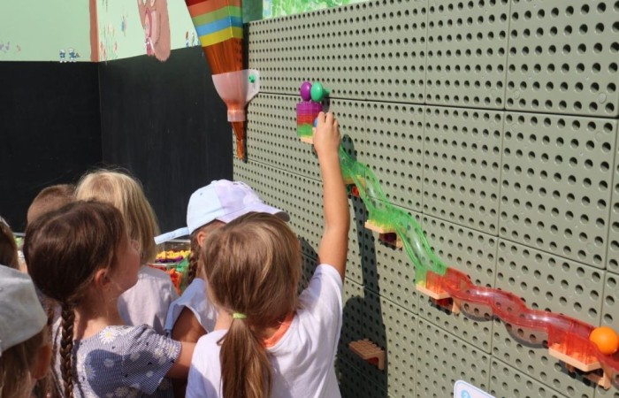 6 września w naszym przedszkolu miało miejsce oficjalne otwarcie “Kącika naukowo-kreatywnego” ufundowanego przez Polskie Sieci Elektroenergetyczne w ramach VI edycji programu “Wzmocnij Swoje Otoczenie”. Dzięki uzyskanemu grantowi w wysokości 22.112,00zł, Stowarzyszenie Przyjaciele Pasłęckiej Dwójki stworzyło najmłodszym uczniom SP nr 2 w Pasłęku kolorowe miejsce, w którym będą łączyć naukę z zabawą na świeżym powietrzu. Gry podwórkowe, ściany z namalowanymi bajkowymi postaciami, a także zakupione w ramach projektu tablice oraz dedykowane do nich kolorowe akcesoria z pewnością umilą przedszkolakom i dzieciom z klas I - III czas spędzony w placówce. Pozwolą również najmłodszym uczniom naszej szkoły odkrywać tajniki technologii, inżynierii, matematyki i fizyki w formie wesołej zabawy. 