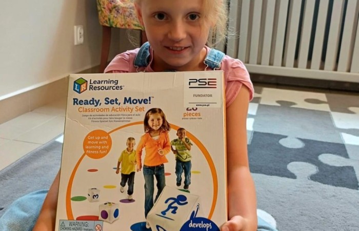 6 września w naszym przedszkolu miało miejsce oficjalne otwarcie “Kącika naukowo-kreatywnego” ufundowanego przez Polskie Sieci Elektroenergetyczne w ramach VI edycji programu “Wzmocnij Swoje Otoczenie”. Dzięki uzyskanemu grantowi w wysokości 22.112,00zł, Stowarzyszenie Przyjaciele Pasłęckiej Dwójki stworzyło najmłodszym uczniom SP nr 2 w Pasłęku kolorowe miejsce, w którym będą łączyć naukę z zabawą na świeżym powietrzu. Gry podwórkowe, ściany z namalowanymi bajkowymi postaciami, a także zakupione w ramach projektu tablice oraz dedykowane do nich kolorowe akcesoria z pewnością umilą przedszkolakom i dzieciom z klas I - III czas spędzony w placówce. Pozwolą również najmłodszym uczniom naszej szkoły odkrywać tajniki technologii, inżynierii, matematyki i fizyki w formie wesołej zabawy. 