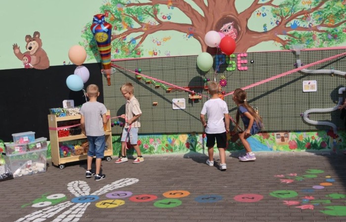 6 września w naszym przedszkolu miało miejsce oficjalne otwarcie “Kącika naukowo-kreatywnego” ufundowanego przez Polskie Sieci Elektroenergetyczne w ramach VI edycji programu “Wzmocnij Swoje Otoczenie”. Dzięki uzyskanemu grantowi w wysokości 22.112,00zł, Stowarzyszenie Przyjaciele Pasłęckiej Dwójki stworzyło najmłodszym uczniom SP nr 2 w Pasłęku kolorowe miejsce, w którym będą łączyć naukę z zabawą na świeżym powietrzu. Gry podwórkowe, ściany z namalowanymi bajkowymi postaciami, a także zakupione w ramach projektu tablice oraz dedykowane do nich kolorowe akcesoria z pewnością umilą przedszkolakom i dzieciom z klas I - III czas spędzony w placówce. Pozwolą również najmłodszym uczniom naszej szkoły odkrywać tajniki technologii, inżynierii, matematyki i fizyki w formie wesołej zabawy. 