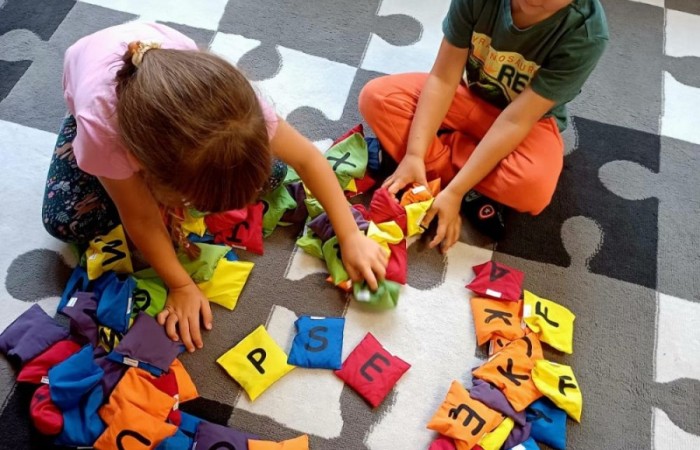 6 września w naszym przedszkolu miało miejsce oficjalne otwarcie “Kącika naukowo-kreatywnego” ufundowanego przez Polskie Sieci Elektroenergetyczne w ramach VI edycji programu “Wzmocnij Swoje Otoczenie”. Dzięki uzyskanemu grantowi w wysokości 22.112,00zł, Stowarzyszenie Przyjaciele Pasłęckiej Dwójki stworzyło najmłodszym uczniom SP nr 2 w Pasłęku kolorowe miejsce, w którym będą łączyć naukę z zabawą na świeżym powietrzu. Gry podwórkowe, ściany z namalowanymi bajkowymi postaciami, a także zakupione w ramach projektu tablice oraz dedykowane do nich kolorowe akcesoria z pewnością umilą przedszkolakom i dzieciom z klas I - III czas spędzony w placówce. Pozwolą również najmłodszym uczniom naszej szkoły odkrywać tajniki technologii, inżynierii, matematyki i fizyki w formie wesołej zabawy. 