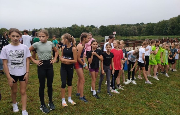 Park Ekologiczny przywitał nas trochę chłodną, dżdżystą ale lekkoatletyczną pogodą. Pierwsza sportowa impreza roku szkolnego 2022/2023 - Jesienne Biegi Przełajowe 12.09.2024 r. już za nami. Wzięliśmy w niej udział liczną grupą reprezentantów klas II – VIII. Łącznie w czternastu biegach przełajowych wystartowało 23 uczniów naszej szkoły – 15 dziewcząt i 8 chłopców. Oto najlepsze z uzyskanych wyników: Nikodem Werema – 3 miejsce w biegu kl. 2, Michalina Kulot – 2 miejsce w biegu kl. 4, Laura Szarszunowicz – 1 miejsce w biegu kl. 5, w biegu klas 6 Kacper Dembski - 1 miejsce, Igor Magrian – 2 miejsce, Wiktoria Rudzińska – 3 miejsce.