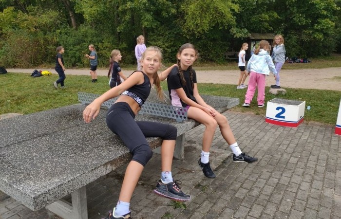 Park Ekologiczny przywitał nas trochę chłodną, dżdżystą ale lekkoatletyczną pogodą. Pierwsza sportowa impreza roku szkolnego 2022/2023 - Jesienne Biegi Przełajowe 12.09.2024 r. już za nami. Wzięliśmy w niej udział liczną grupą reprezentantów klas II – VIII. Łącznie w czternastu biegach przełajowych wystartowało 23 uczniów naszej szkoły – 15 dziewcząt i 8 chłopców. Oto najlepsze z uzyskanych wyników: Nikodem Werema – 3 miejsce w biegu kl. 2, Michalina Kulot – 2 miejsce w biegu kl. 4, Laura Szarszunowicz – 1 miejsce w biegu kl. 5, w biegu klas 6 Kacper Dembski - 1 miejsce, Igor Magrian – 2 miejsce, Wiktoria Rudzińska – 3 miejsce.